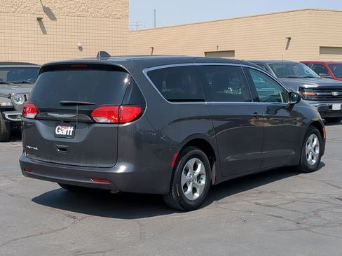 Used 2017 Chrysler Pacifica LX FWD image 3