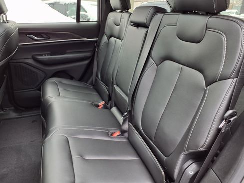 Used 2025 Jeep Grand Cherokee Limited image 8