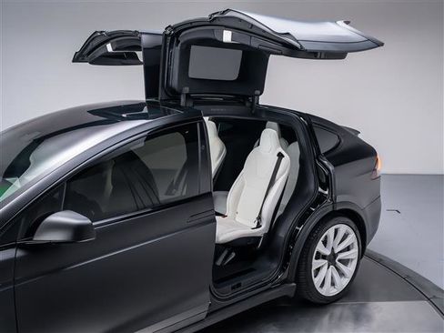 Used 2022 Tesla Model X Plaid image 14