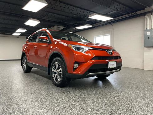 Used 2016 Toyota RAV4 XLE AWD/4WD image 4