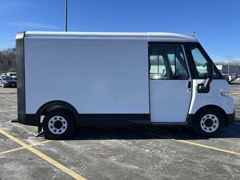 New 2025 Chevrolet Brightdrop 400 w/ Power Door Package image 22