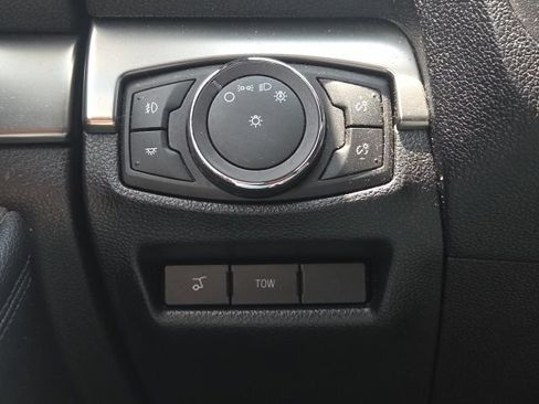 Used 2018 Ford Explorer XLT w/ Equipment Group 202A AWD/4WD image 29