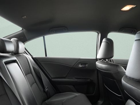 Used 2017 Honda Accord Sport image 14
