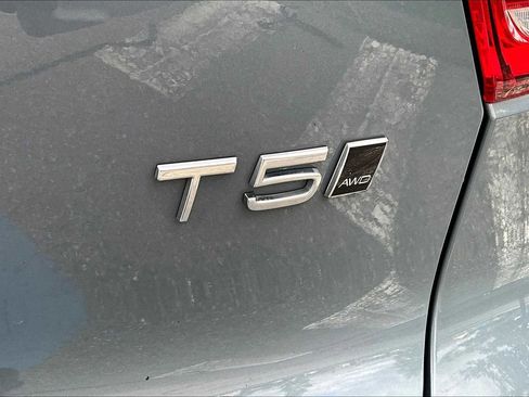 Used 2022 Volvo XC40 T5 Momentum image 9