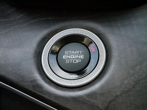 Used 2023 Jeep Grand Cherokee Limited w/ Black Appearance Package image 27