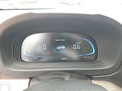 Used 2025 Hyundai Venue SEL image 2