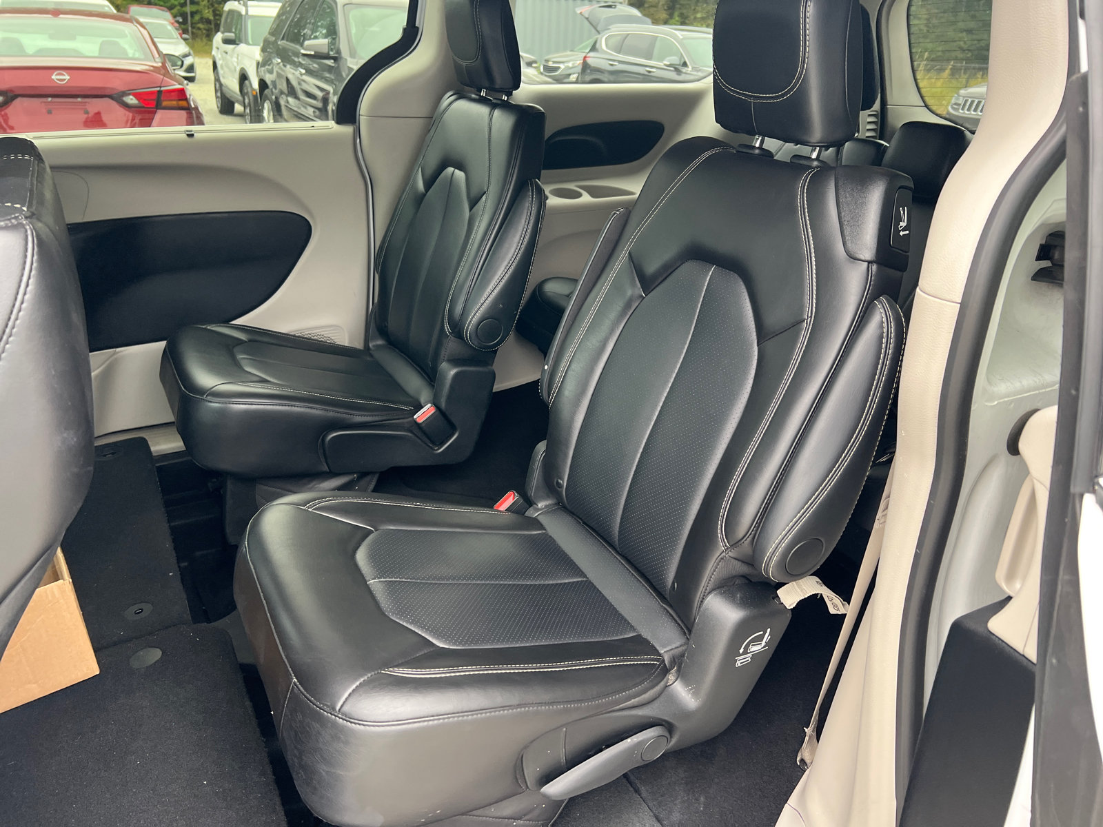 Used 2024 Chrysler Pacifica Touring-L FWD image 23