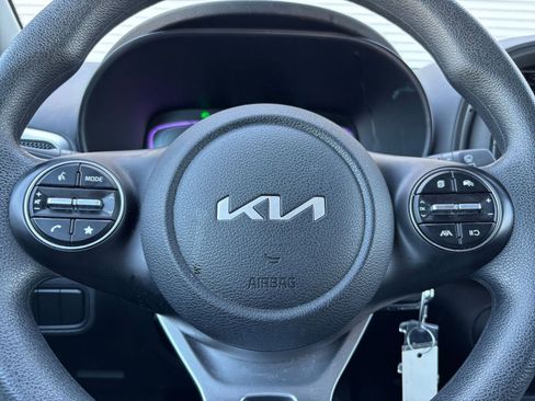 Used 2025 Kia Soul LX w/ LX Technology Package FWD image 25