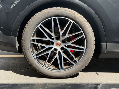 Certified 2025 Porsche Cayenne S AWD/4WD image 9