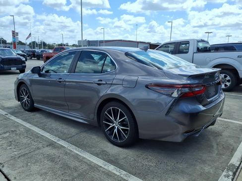 Used 2022 Toyota Camry SE FWD image 2