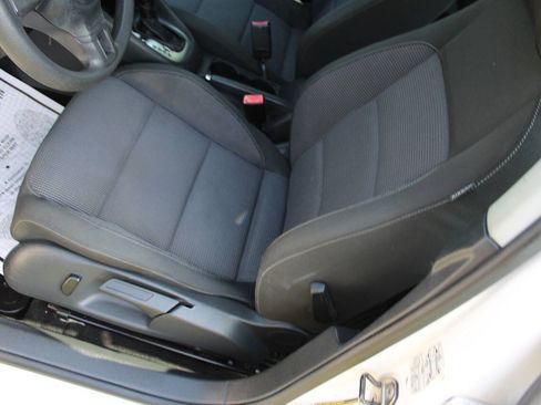 Used 2011 Volkswagen Golf 4-Door FWD image 15