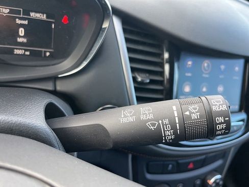 Used 2022 Chevrolet Trax LT w/ LT Convenience Package image 27