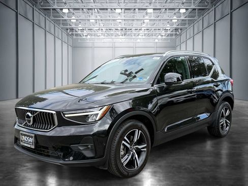 Used 2023 Volvo XC40 B5 Plus w/ Climate Package AWD/4WD image 1