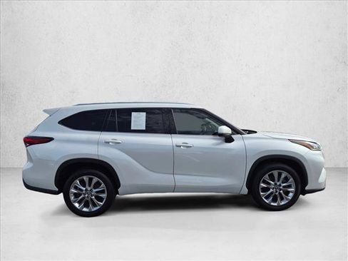 Used 2023 Toyota Highlander Limited FWD image 4