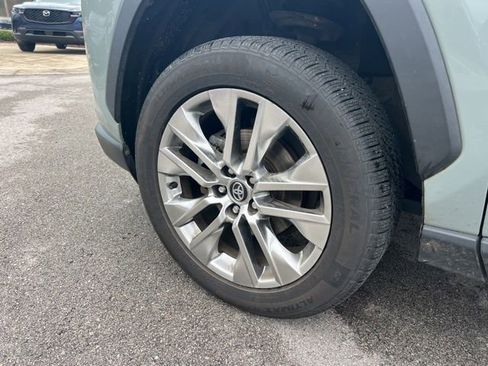 Used 2021 Toyota RAV4 XLE Premium image 9