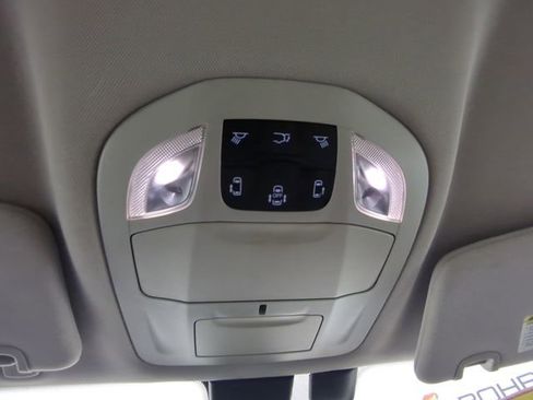 Used 2017 Chrysler Pacifica Touring-L image 25