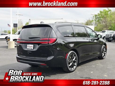 Used 2025 Chrysler Pacifica Limited FWD image 3