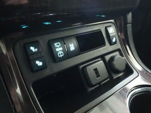 Used 2017 Chevrolet Traverse LT w/ Style and Technology Package FWD image 18