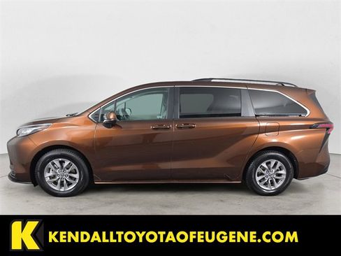 Used 2023 Toyota Sienna LE image 2