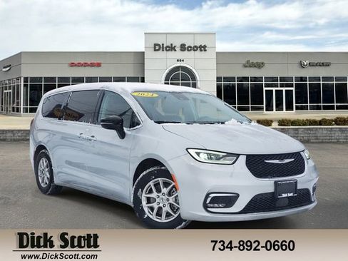 Used 2024 Chrysler Pacifica Touring-L image 1