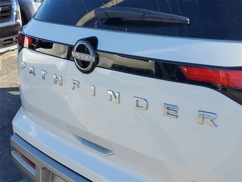 New 2025 Nissan Pathfinder SL w/ SL Premium Package image 6