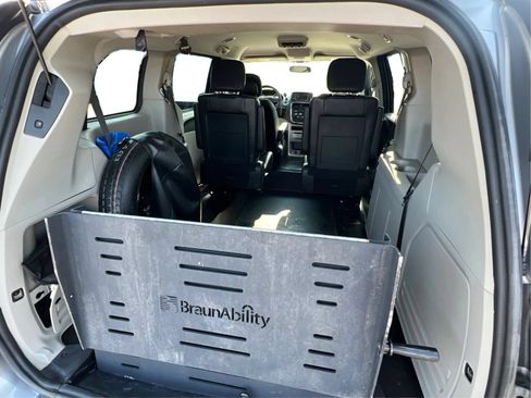 Used 2018 Dodge Grand Caravan SE w/ Power Convenience Group I FWD image 18