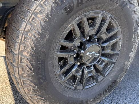 Used 2024 Chevrolet Silverado 2500 ZR2 w/ Technology Package image 31