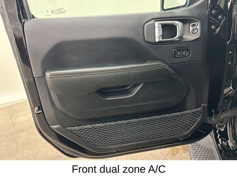 Used 2025 Jeep Wrangler Unlimited Sahara image 29