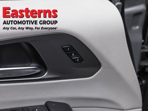 Used 2022 Chrysler Pacifica Touring-L FWD image 21