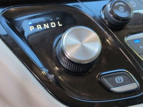 Used 2023 Chrysler Pacifica Touring-L image 14