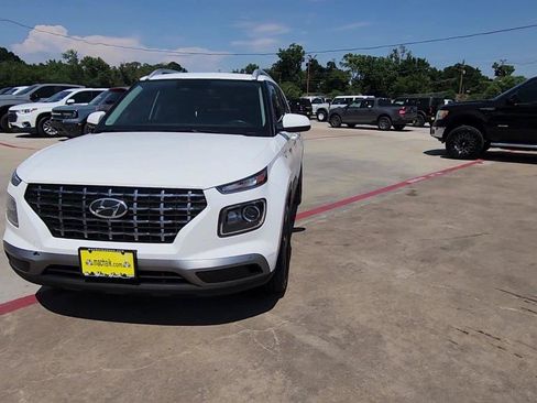 Used 2023 Hyundai Venue SEL FWD image 3