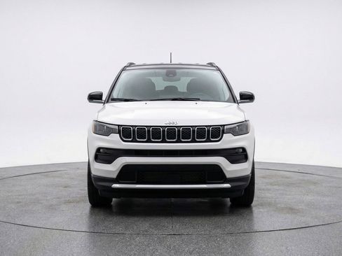 Used 2025 Jeep Compass Trailhawk image 2