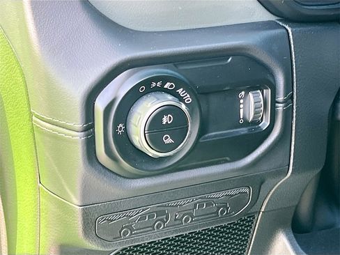 Certified 2025 Jeep Gladiator Mojave image 10