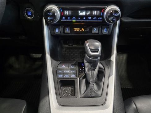 Used 2022 Toyota RAV4 XLE Premium image 21