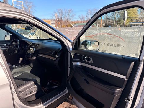 Used 2017 Ford Explorer XLT w/ Equipment Group 202A image 21