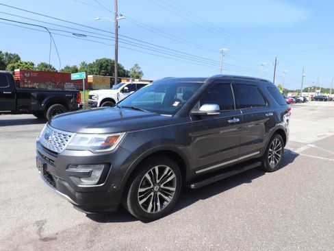 Used 2017 Ford Explorer Platinum AWD/4WD image 3