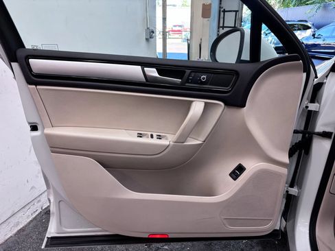 Used 2012 Volkswagen Touareg Sport AWD/4WD image 18
