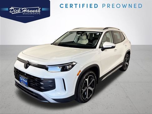 Certified 2025 Volkswagen Tiguan SE FWD image 1