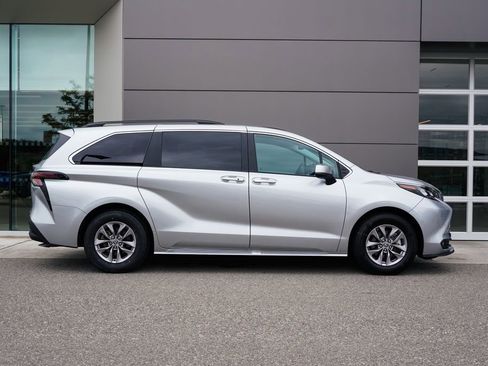 Used 2025 Toyota Sienna XLE FWD image 7