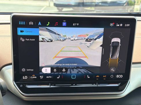 Certified 2025 Volkswagen ID.4 Pro AWD/4WD image 25