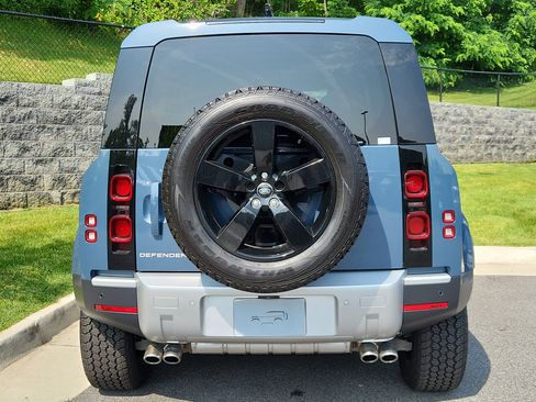 New 2024 Land Rover Defender 110 SE image 7