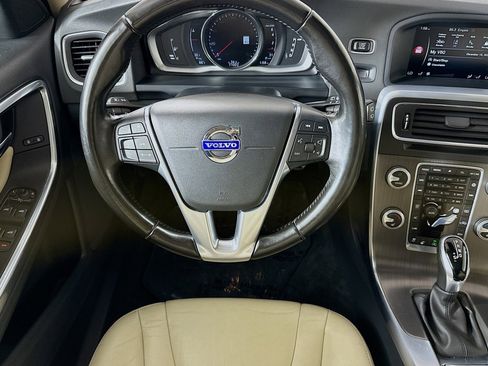 Used 2016 Volvo V60 T5 Platinum w/ Climate Package image 5