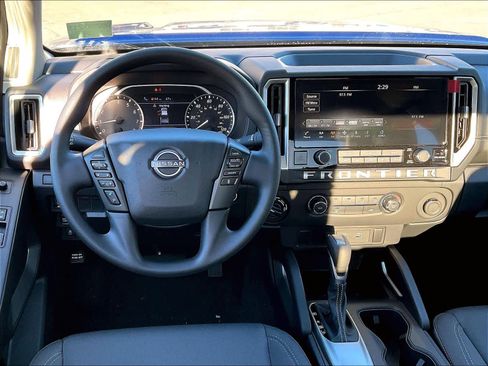 Used 2025 Nissan Frontier SV image 34
