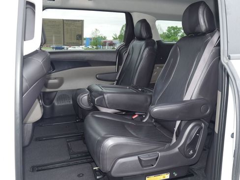 Used 2025 Kia Carnival FWD image 27