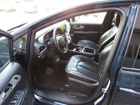 Used 2025 Chrysler Pacifica Limited FWD image 4