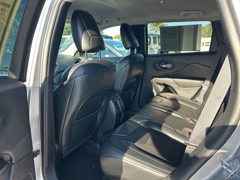 Used 2020 Jeep Cherokee Latitude Plus AWD/4WD image 31