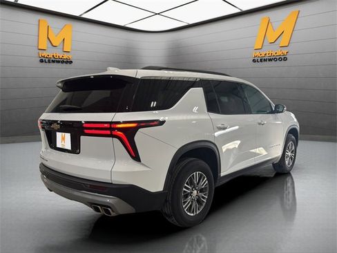 Used 2025 Chevrolet Traverse LT image 8