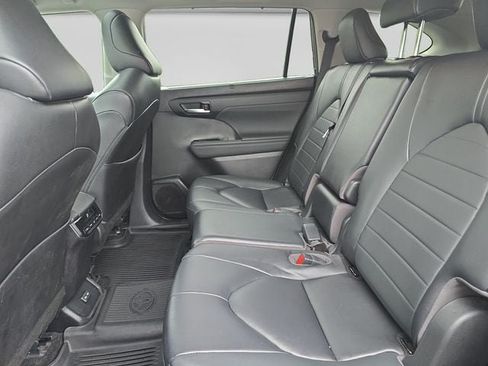 Used 2023 Toyota Highlander XLE AWD/4WD image 18