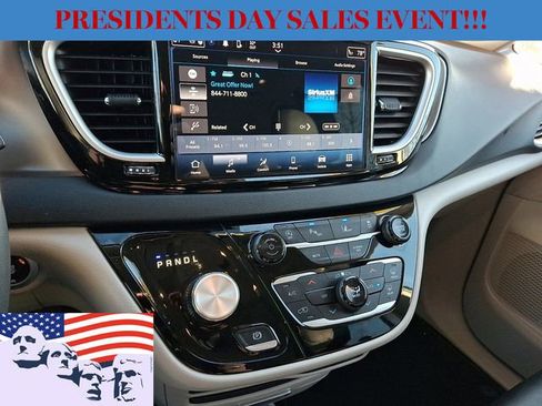 Used 2024 Chrysler Pacifica Touring-L image 23