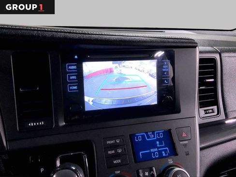 Used 2017 Toyota Sienna SE FWD image 27